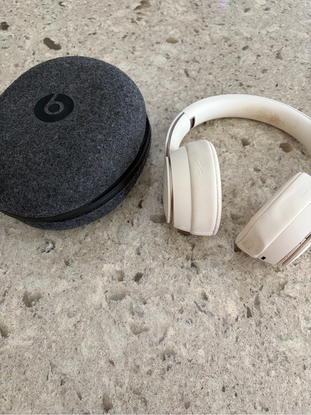Beats Solo3 Wireless On-Ear Headphones in White with Felt Carrying Case